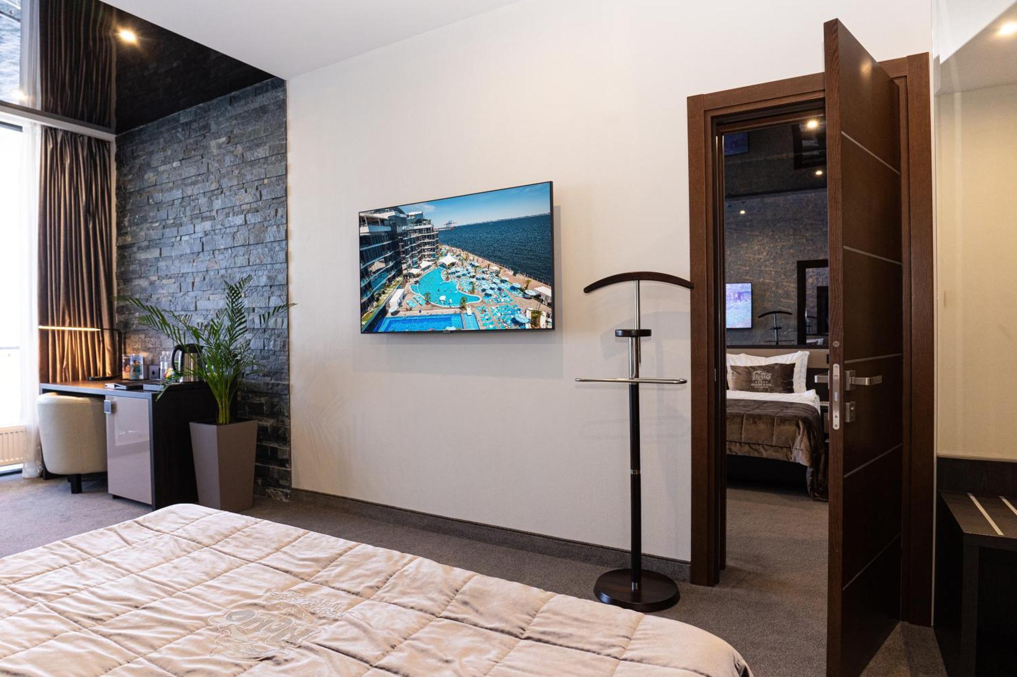 Nemo Hotel Resort & Spa Odessa Quarto foto A TV lift