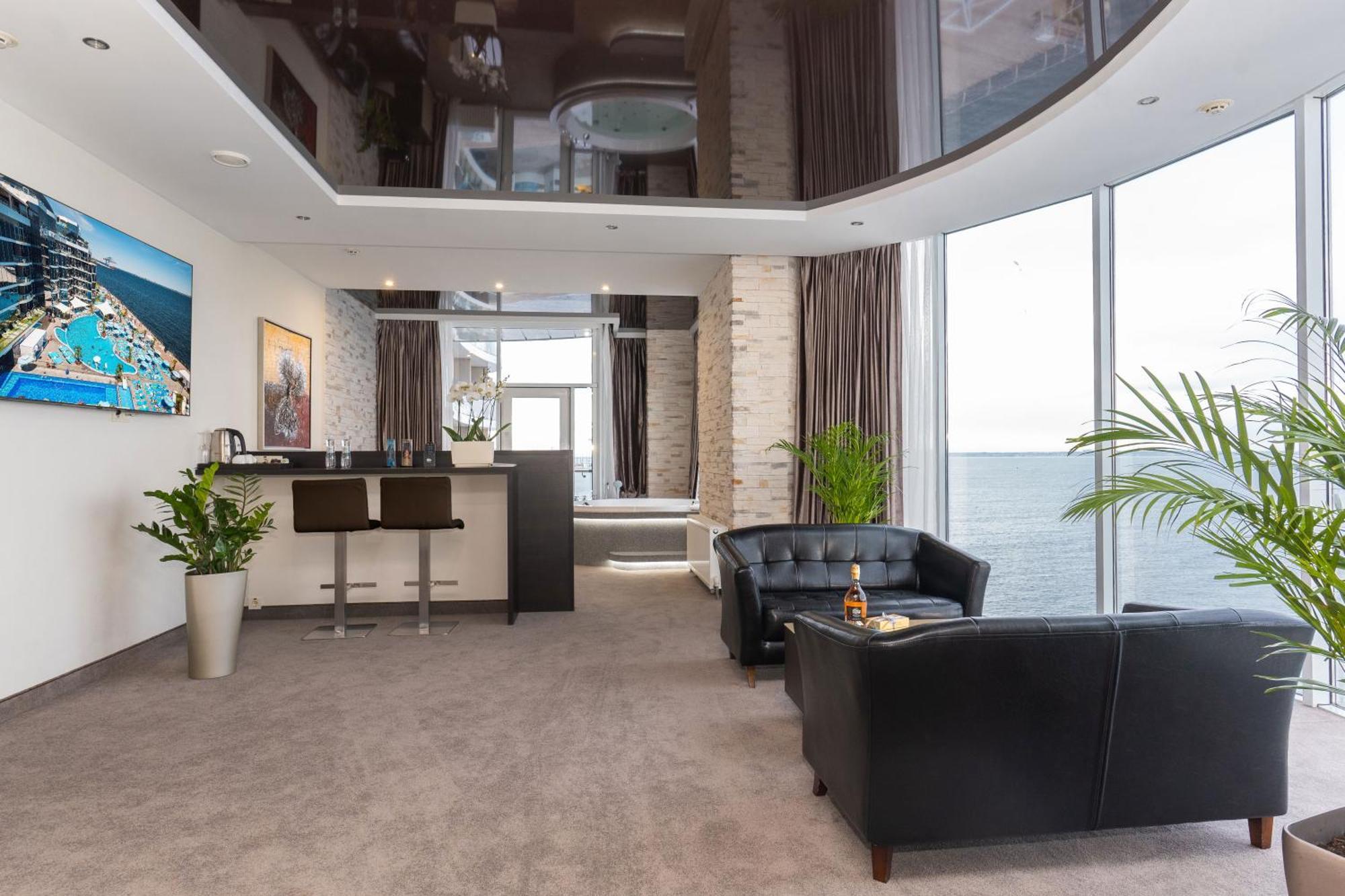 Nemo Hotel Resort & Spa Odessa Quarto foto The interior of a suite at the hotel