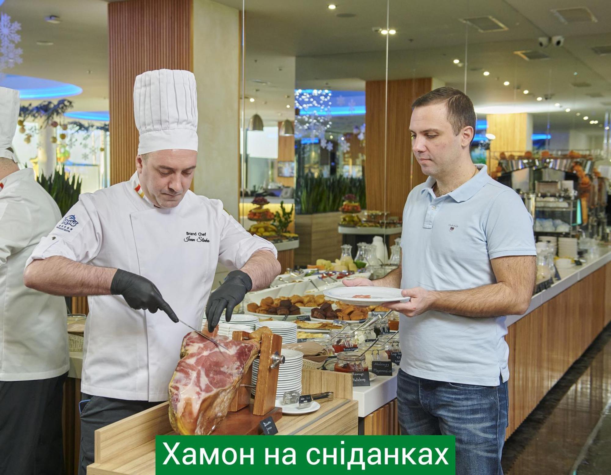 Nemo Hotel Resort & Spa Odessa Exterior foto A ham being carved